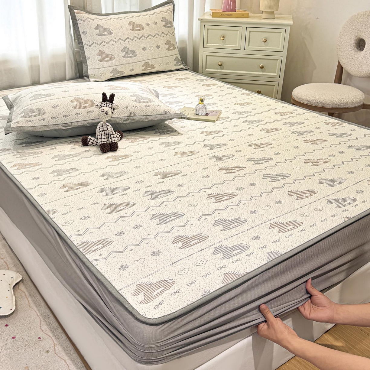 91家纺网 家纺一手货源 找家纺 帅露家纺 2026新款A类PE中分子提花软凉席席子 床笠款-木马童心