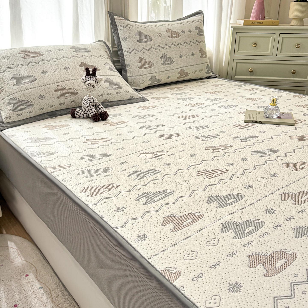 91家纺网 家纺一手货源 找家纺 帅露家纺 2026新款A类PE中分子提花软凉席席子 床笠款-木马童心