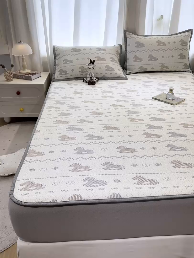 91家纺网 家纺一手货源 找家纺 帅露家纺 2026新款A类PE中分子提花软凉席席子 床笠款-木马童心