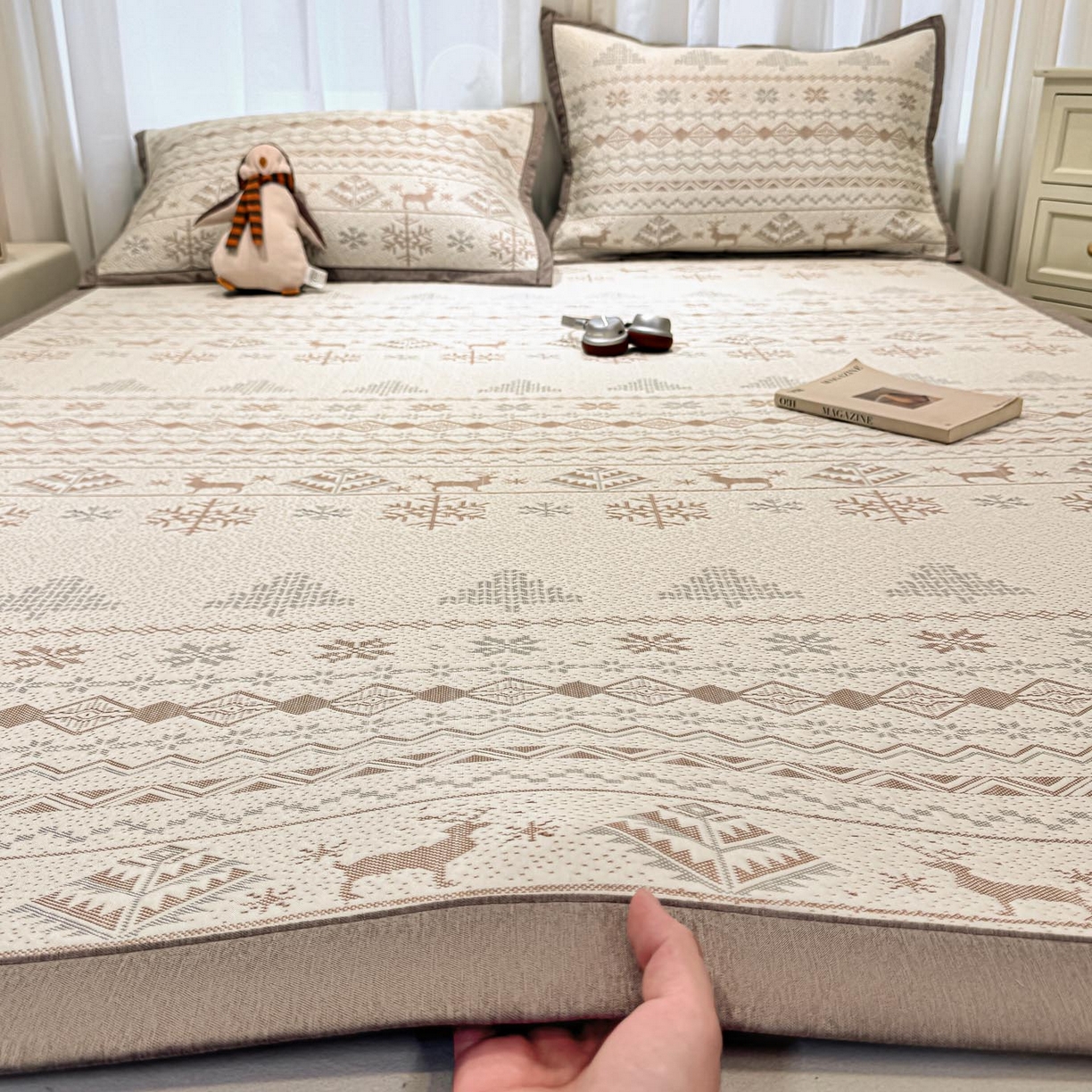 91家纺网 家纺一手货源 找家纺 帅露家纺 2026新款A类PE中分子提花软凉席席子 平铺款-北欧幻境