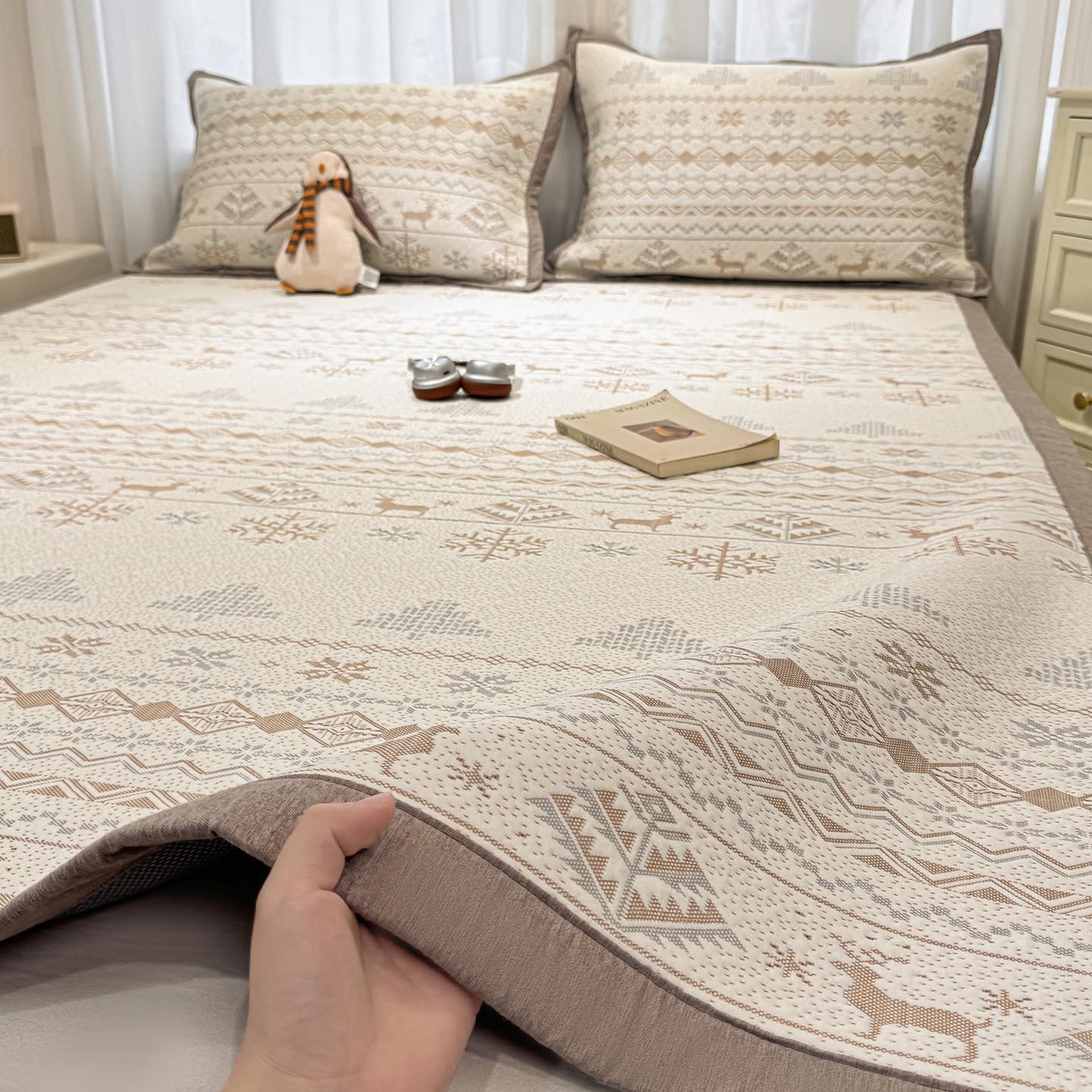 91家纺网 家纺一手货源 找家纺 帅露家纺 2026新款A类PE中分子提花软凉席席子 平铺款-北欧幻境