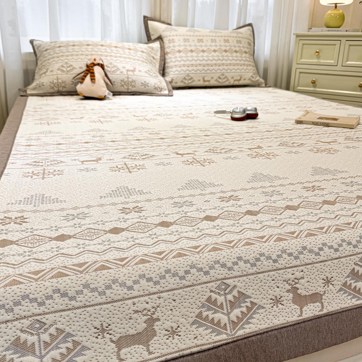 91家纺网 家纺一手货源 找家纺 帅露家纺 2026新款A类PE中分子提花软凉席席子 平铺款-北欧幻境