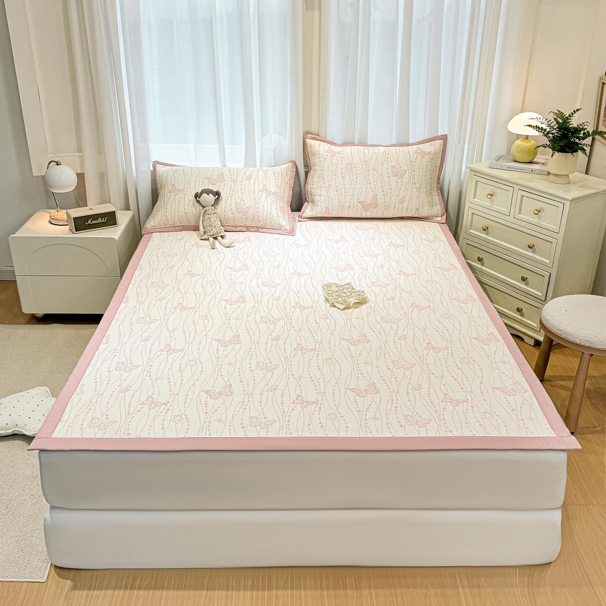 91家纺网 家纺一手货源 找家纺 帅露家纺 2026新款A类PE中分子提花软凉席席子 平铺款-蝶舞纷纷