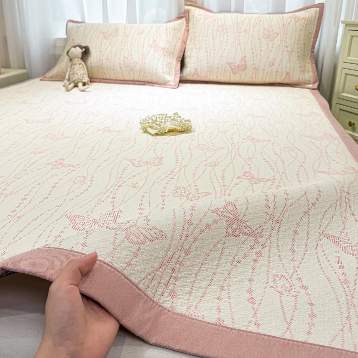 91家纺网 家纺一手货源 找家纺 帅露家纺 2026新款A类PE中分子提花软凉席席子 平铺款-蝶舞纷纷