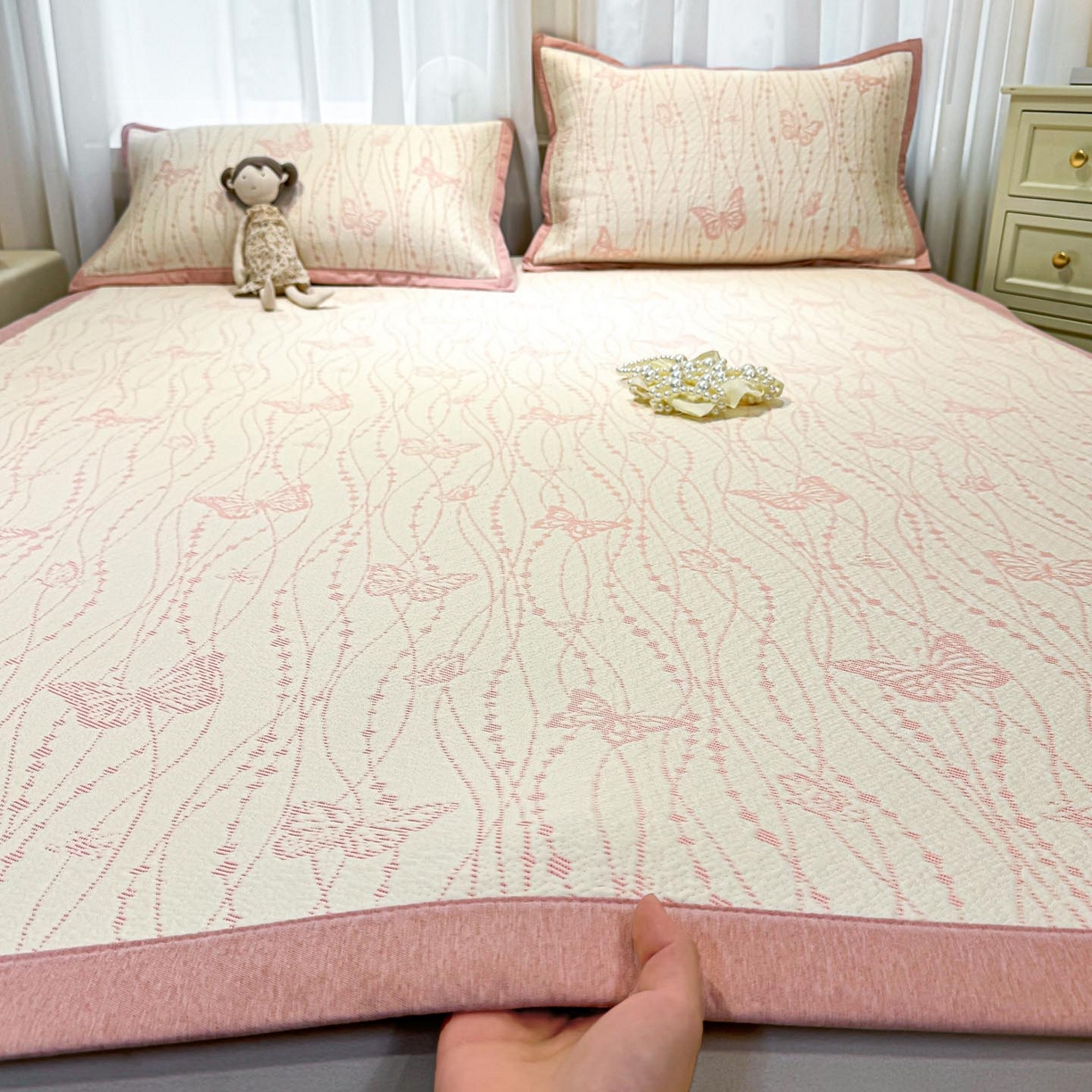 91家纺网 家纺一手货源 找家纺 帅露家纺 2026新款A类PE中分子提花软凉席席子 平铺款-蝶舞纷纷