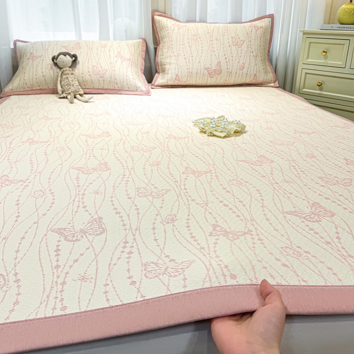 91家纺网 家纺一手货源 找家纺 帅露家纺 2026新款A类PE中分子提花软凉席席子 平铺款-蝶舞纷纷