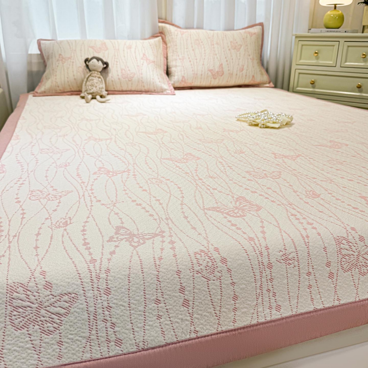 91家纺网 家纺一手货源 找家纺 帅露家纺 2026新款A类PE中分子提花软凉席席子 平铺款-蝶舞纷纷