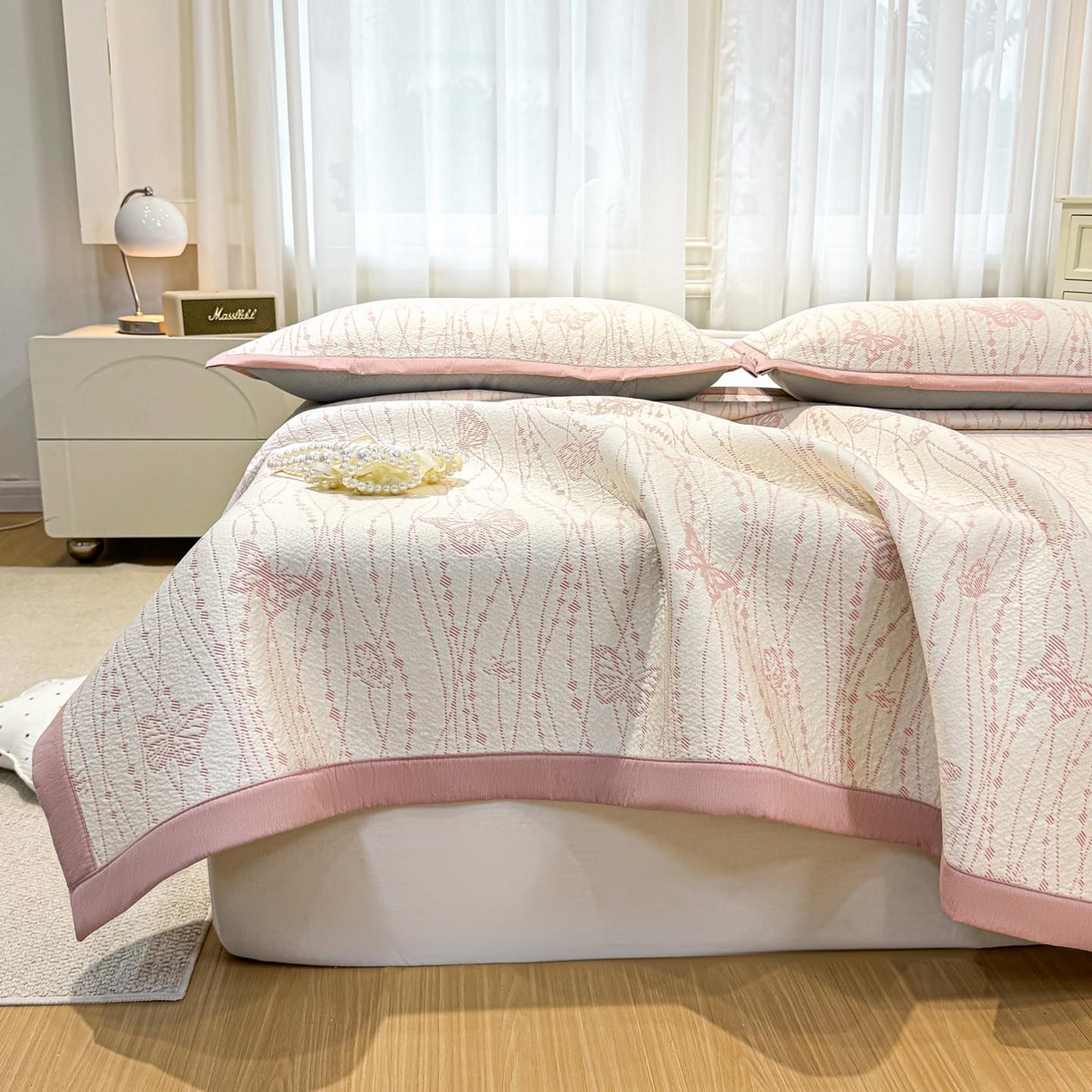 91家纺网 家纺一手货源 找家纺 帅露家纺 2026新款A类PE中分子提花软凉席席子 平铺款-蝶舞纷纷