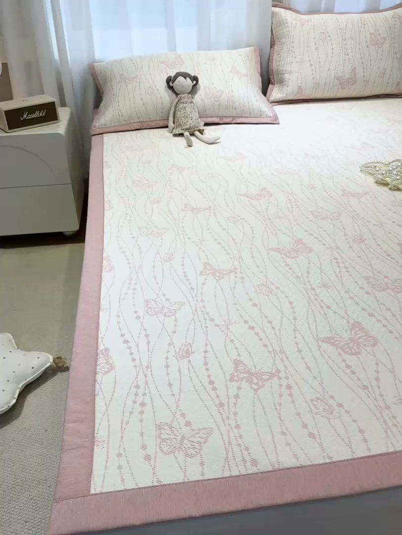 91家纺网 家纺一手货源 找家纺 帅露家纺 2026新款A类PE中分子提花软凉席席子 平铺款-蝶舞纷纷