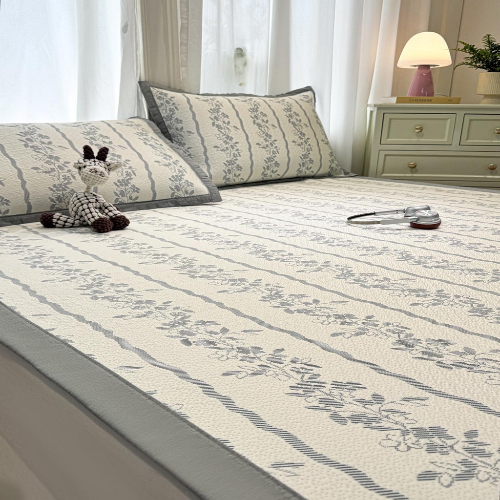 91家纺网 家纺一手货源 找家纺 帅露家纺 2026新款A类PE中分子提花软凉席席子 平铺款-浪漫花园蓝灰