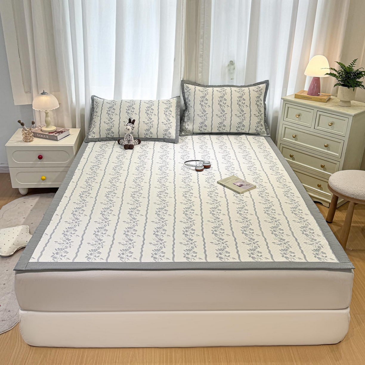 91家纺网 家纺一手货源 找家纺 帅露家纺 2026新款A类PE中分子提花软凉席席子 平铺款-浪漫花园蓝灰