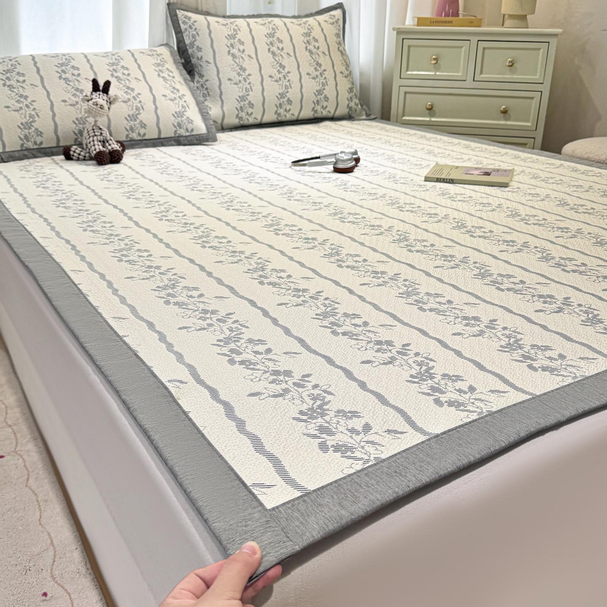 91家纺网 家纺一手货源 找家纺 帅露家纺 2026新款A类PE中分子提花软凉席席子 平铺款-浪漫花园蓝灰