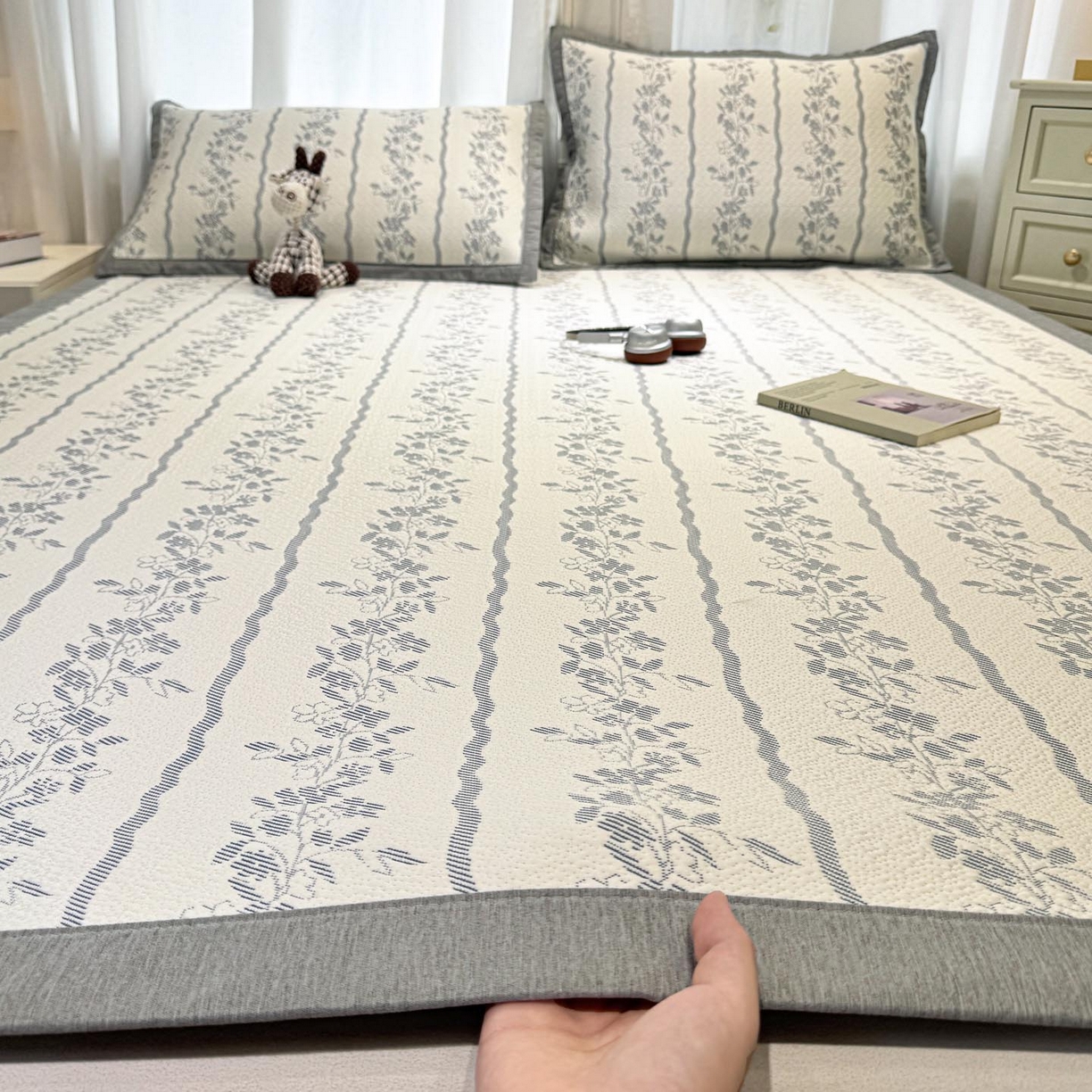 91家纺网 家纺一手货源 找家纺 帅露家纺 2026新款A类PE中分子提花软凉席席子 平铺款-浪漫花园蓝灰