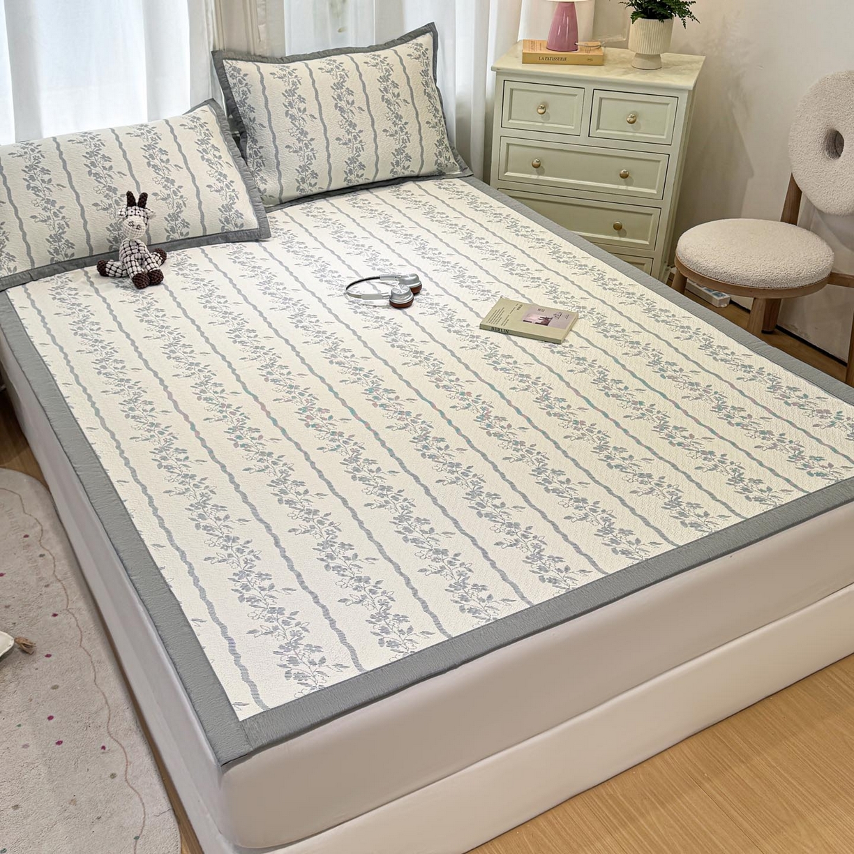 91家纺网 家纺一手货源 找家纺 帅露家纺 2026新款A类PE中分子提花软凉席席子 平铺款-浪漫花园蓝灰