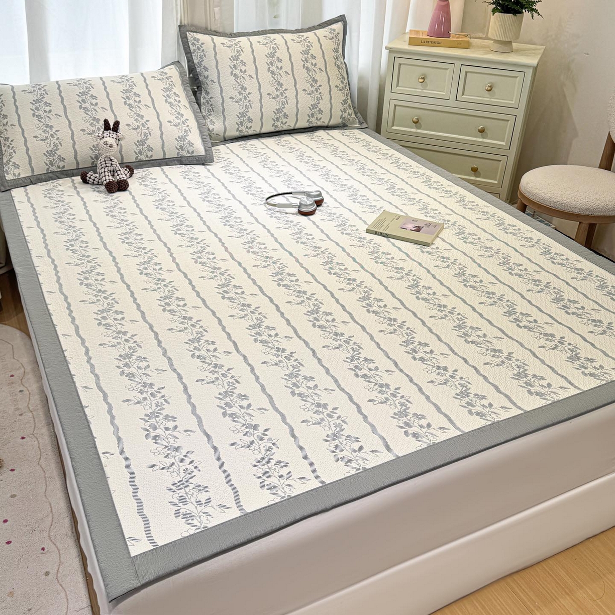 91家纺网 家纺一手货源 找家纺 帅露家纺 2026新款A类PE中分子提花软凉席席子 平铺款-浪漫花园蓝灰