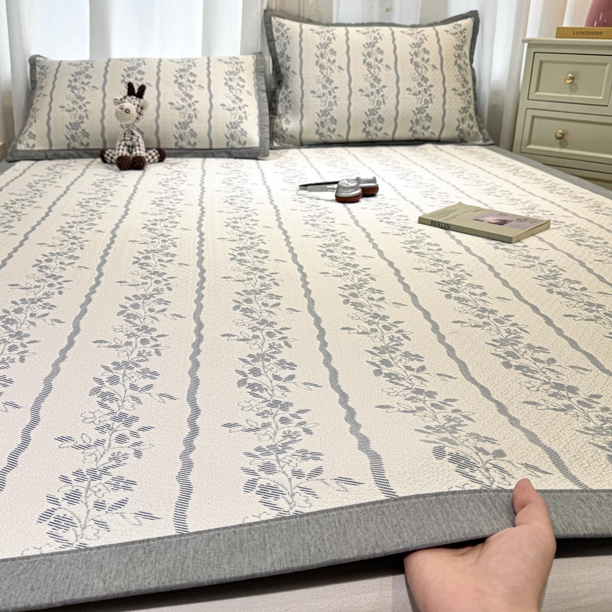 91家纺网 家纺一手货源 找家纺 帅露家纺 2026新款A类PE中分子提花软凉席席子 平铺款-浪漫花园蓝灰