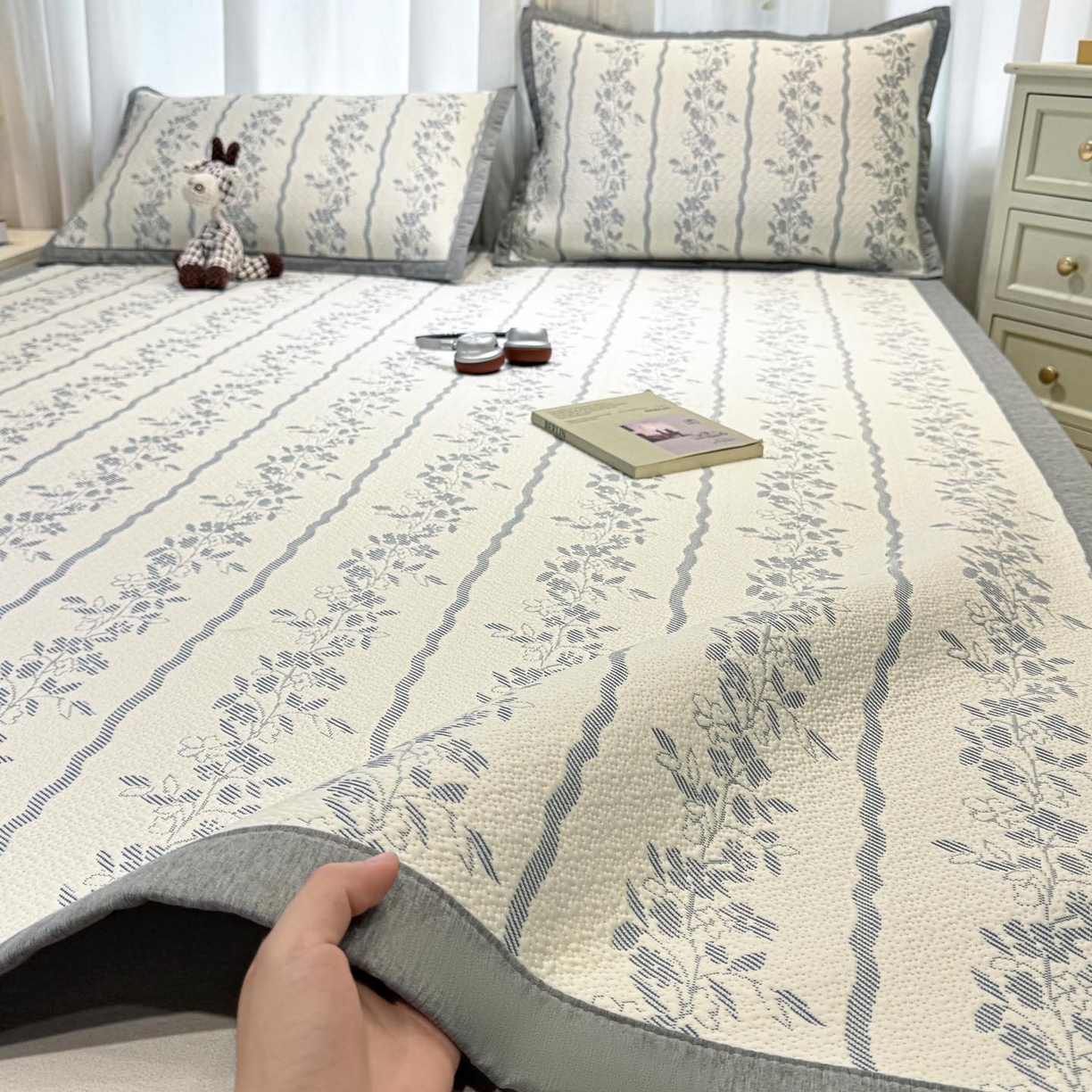 91家纺网 家纺一手货源 找家纺 帅露家纺 2026新款A类PE中分子提花软凉席席子 平铺款-浪漫花园蓝灰