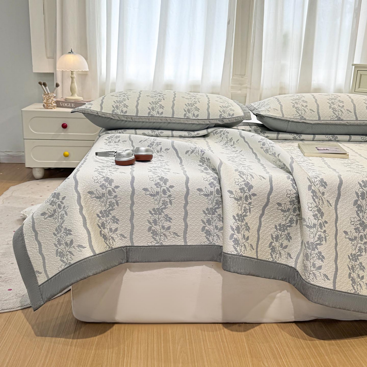 91家纺网 家纺一手货源 找家纺 帅露家纺 2026新款A类PE中分子提花软凉席席子 平铺款-浪漫花园蓝灰