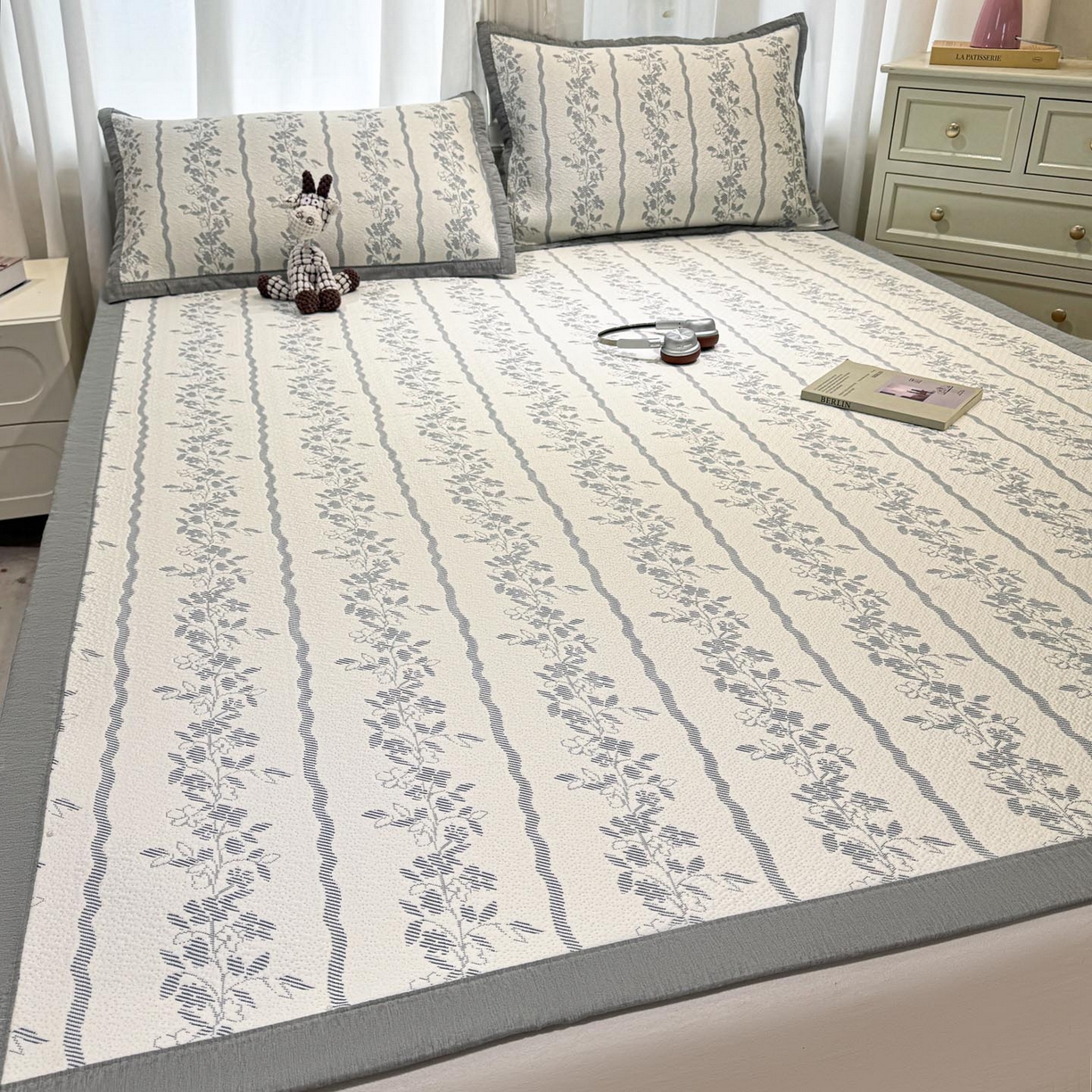 91家纺网 家纺一手货源 找家纺 帅露家纺 2026新款A类PE中分子提花软凉席席子 平铺款-浪漫花园蓝灰