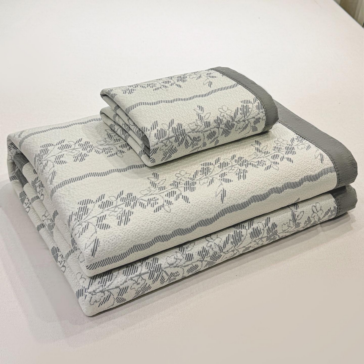 91家纺网 家纺一手货源 找家纺 帅露家纺 2026新款A类PE中分子提花软凉席席子 平铺款-浪漫花园蓝灰