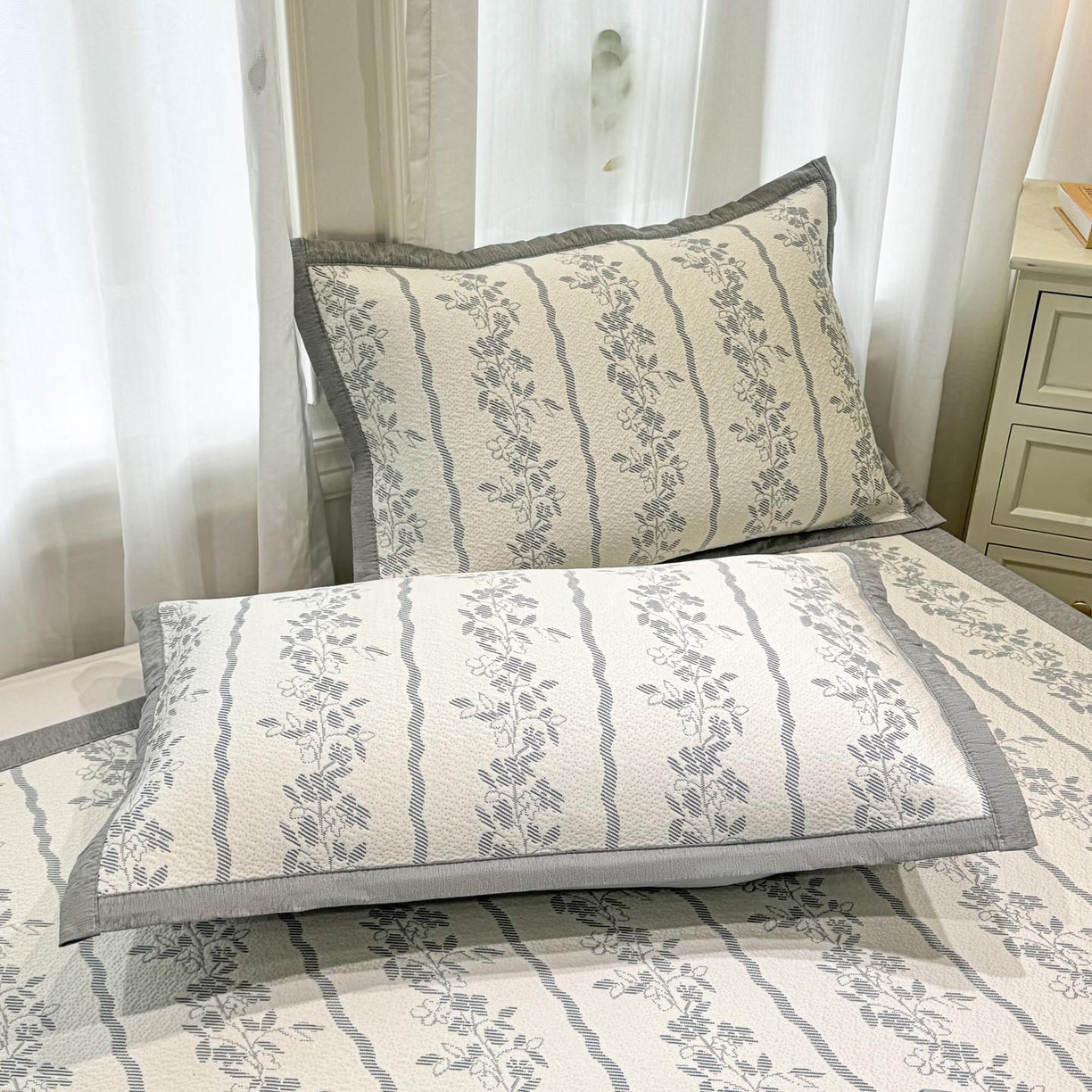 91家纺网 家纺一手货源 找家纺 帅露家纺 2026新款A类PE中分子提花软凉席席子 平铺款-浪漫花园蓝灰