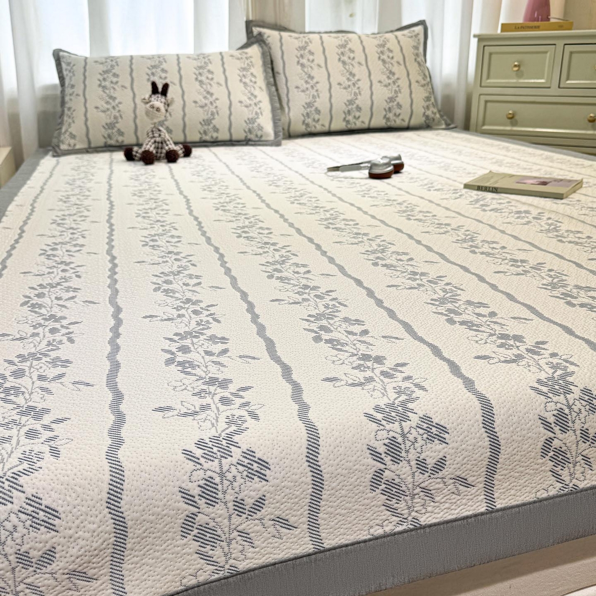 91家纺网 家纺一手货源 找家纺 帅露家纺 2026新款A类PE中分子提花软凉席席子 平铺款-浪漫花园蓝灰