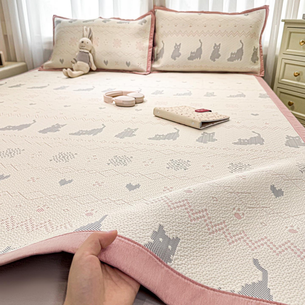 91家纺网 家纺一手货源 找家纺 帅露家纺 2026新款A类PE中分子提花软凉席席子 平铺款-猫咪派对粉