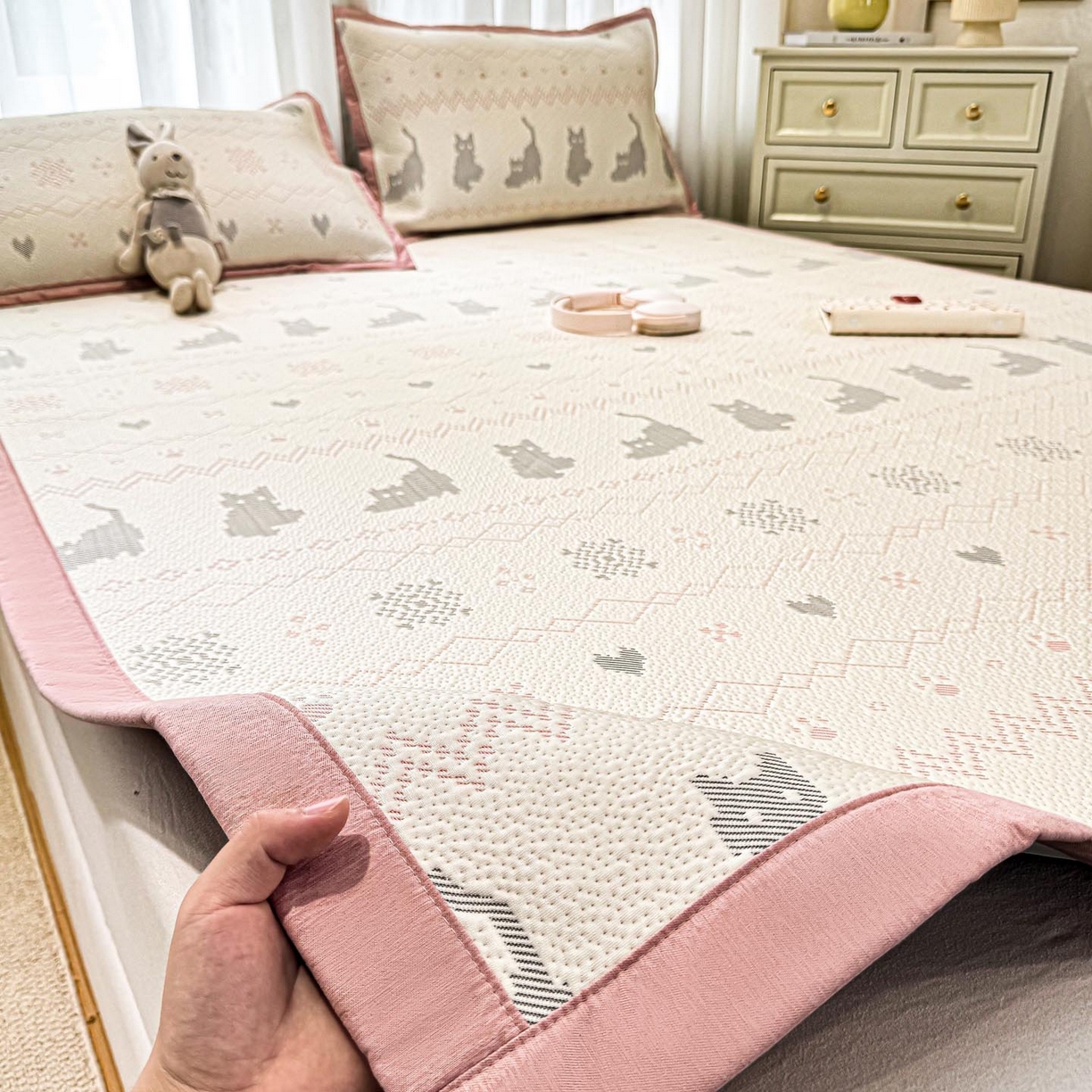 91家纺网 家纺一手货源 找家纺 帅露家纺 2026新款A类PE中分子提花软凉席席子 平铺款-猫咪派对粉