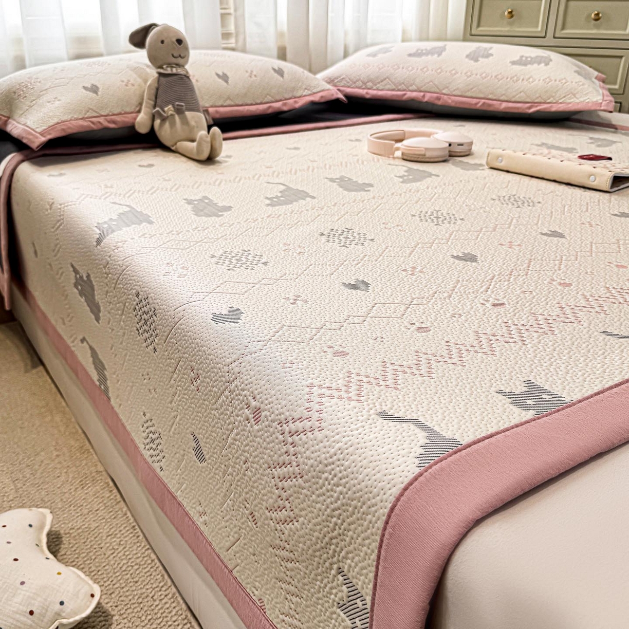 91家纺网 家纺一手货源 找家纺 帅露家纺 2026新款A类PE中分子提花软凉席席子 平铺款-猫咪派对粉