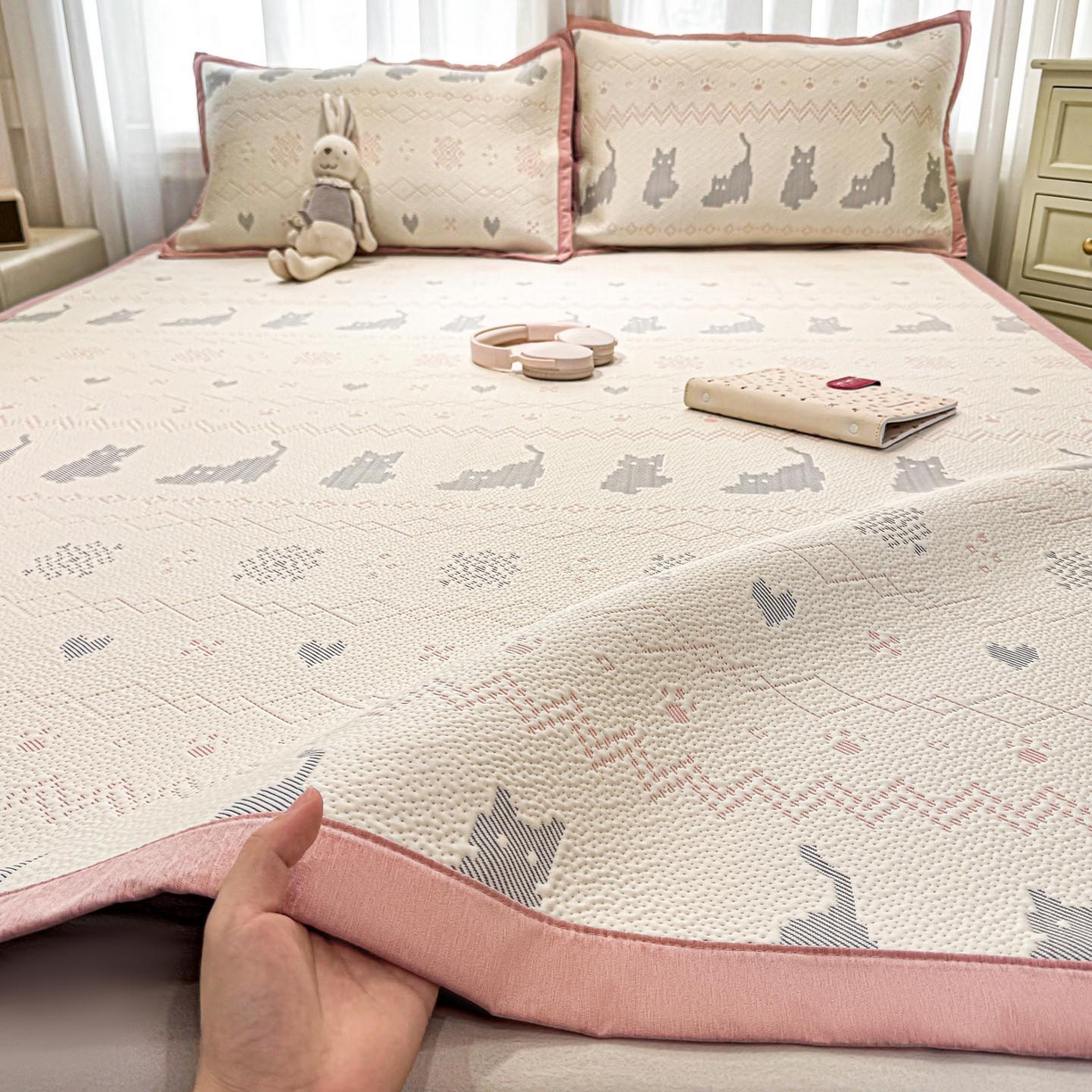 91家纺网 家纺一手货源 找家纺 帅露家纺 2026新款A类PE中分子提花软凉席席子 平铺款-猫咪派对粉