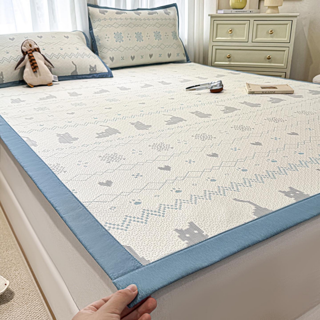 91家纺网 家纺一手货源 找家纺 帅露家纺 2026新款A类PE中分子提花软凉席席子 平铺款-猫咪派对蓝