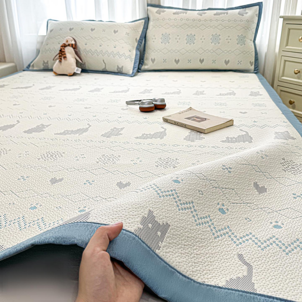 91家纺网 家纺一手货源 找家纺 帅露家纺 2026新款A类PE中分子提花软凉席席子 平铺款-猫咪派对蓝