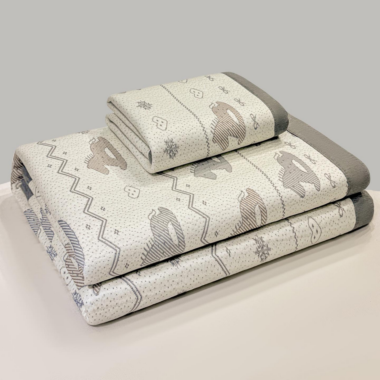 91家纺网 家纺一手货源 找家纺 帅露家纺 2026新款A类PE中分子提花软凉席席子 平铺款-木马童心