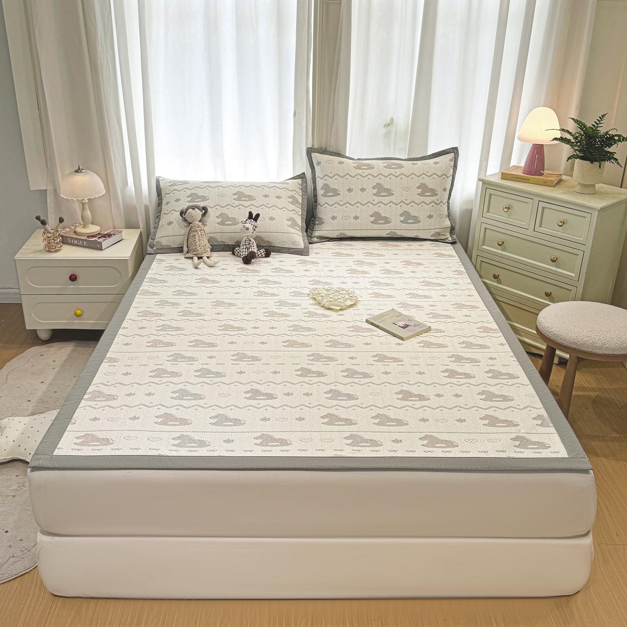 91家纺网 家纺一手货源 找家纺 帅露家纺 2026新款A类PE中分子提花软凉席席子 平铺款-木马童心