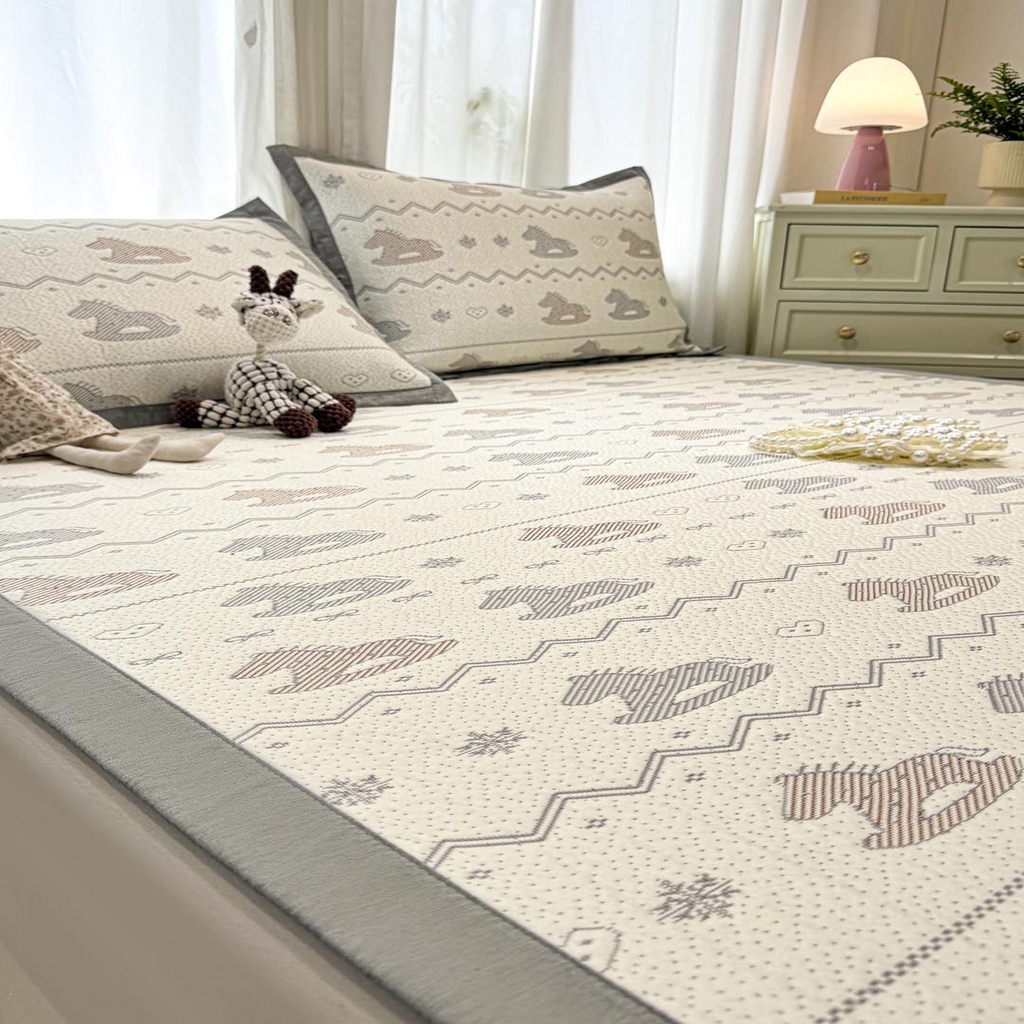 91家纺网 家纺一手货源 找家纺 帅露家纺 2026新款A类PE中分子提花软凉席席子 平铺款-木马童心