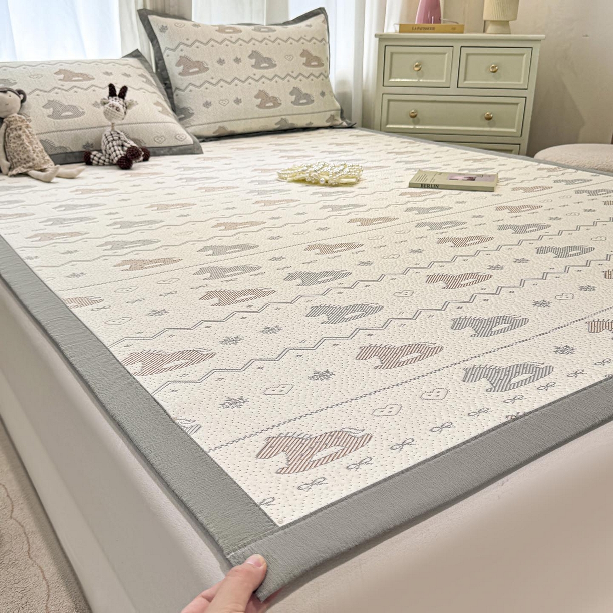 91家纺网 家纺一手货源 找家纺 帅露家纺 2026新款A类PE中分子提花软凉席席子 平铺款-木马童心