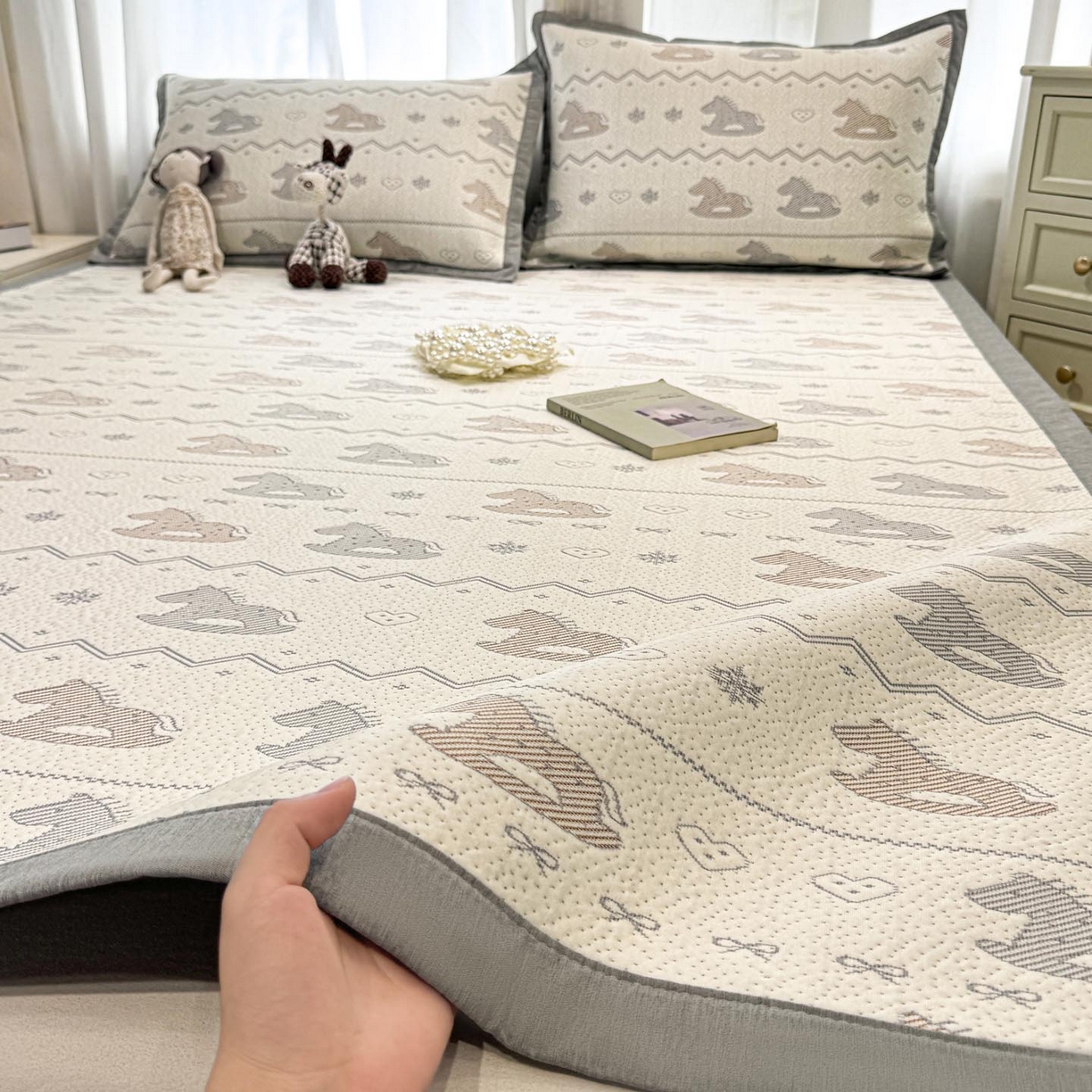 91家纺网 家纺一手货源 找家纺 帅露家纺 2026新款A类PE中分子提花软凉席席子 平铺款-木马童心