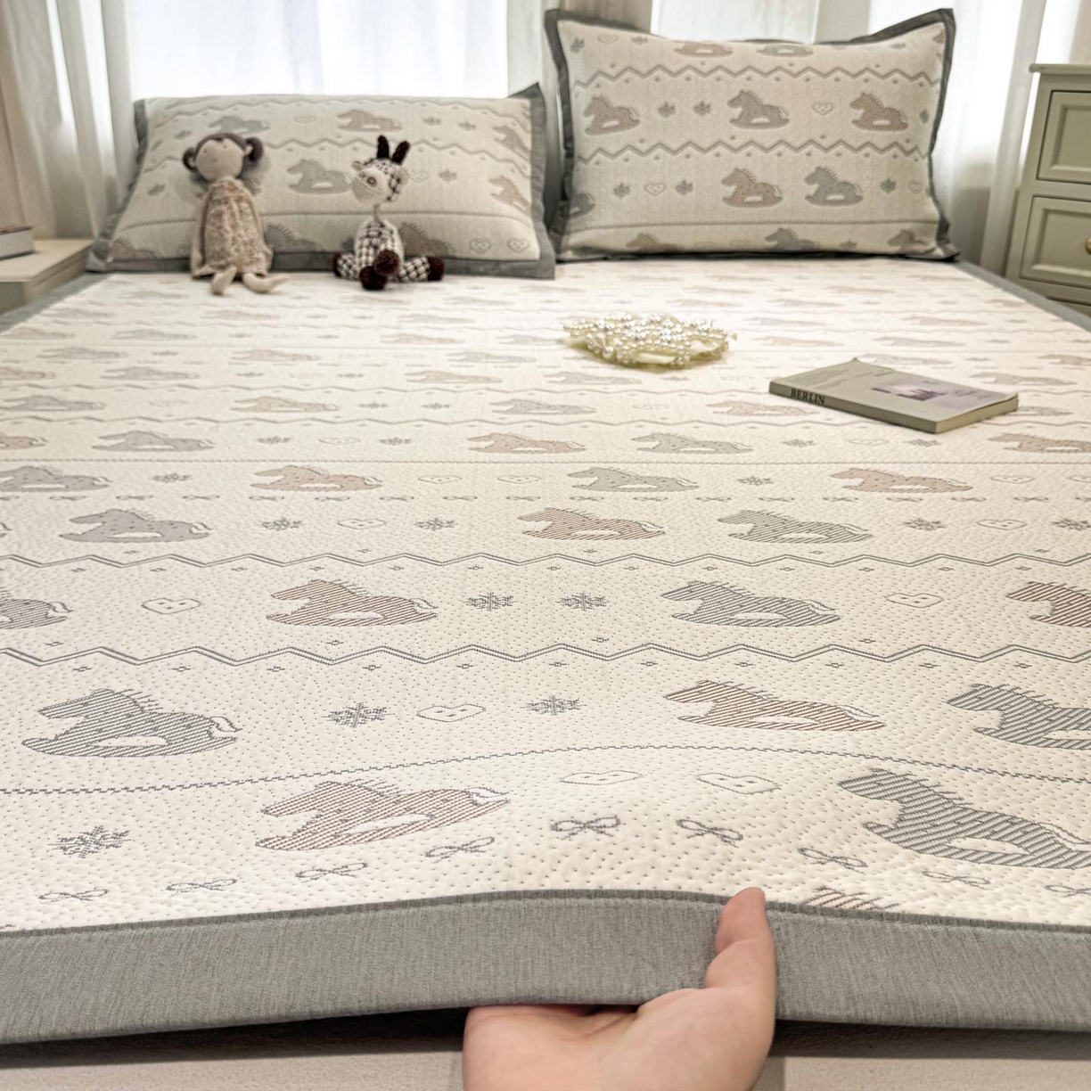 91家纺网 家纺一手货源 找家纺 帅露家纺 2026新款A类PE中分子提花软凉席席子 平铺款-木马童心