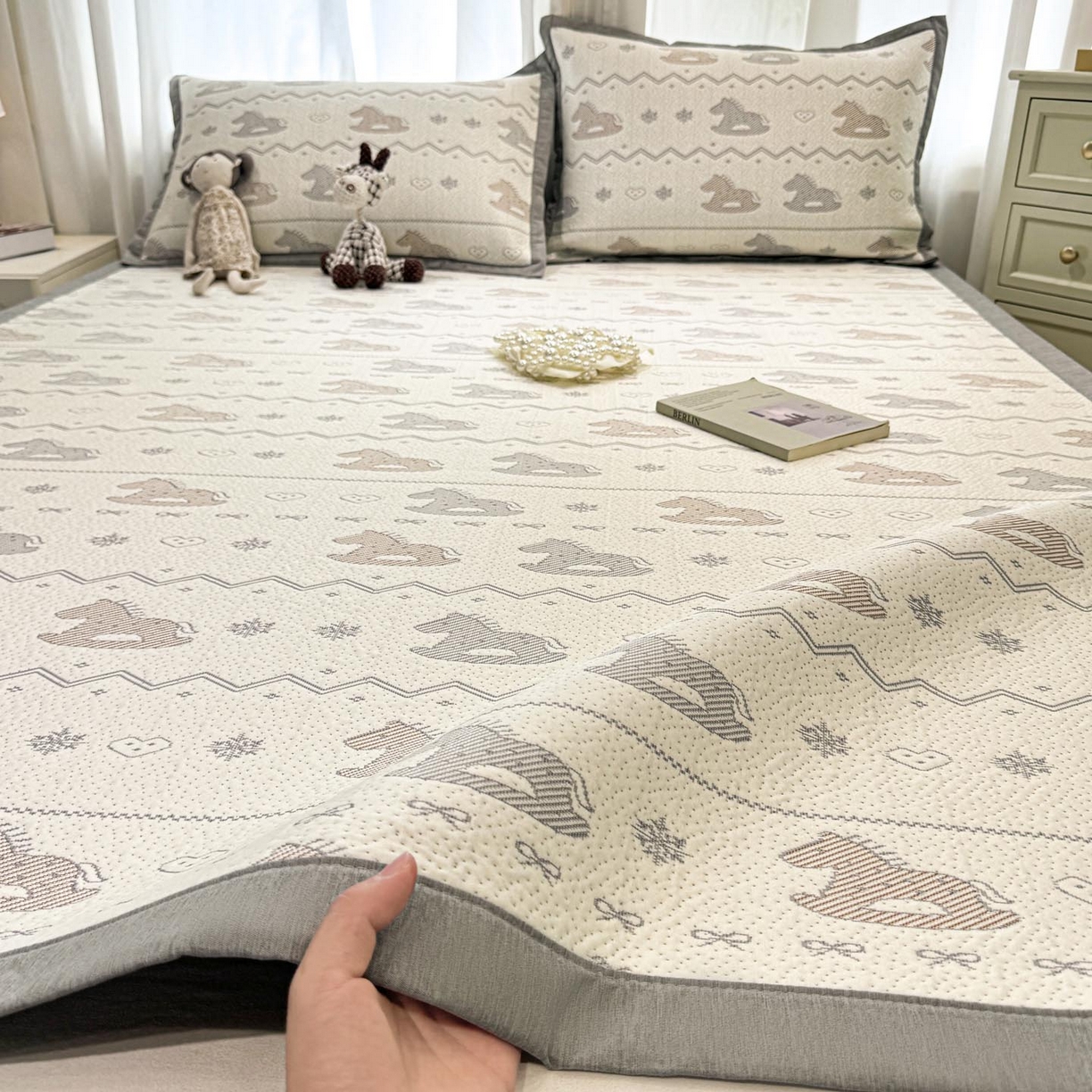 91家纺网 家纺一手货源 找家纺 帅露家纺 2026新款A类PE中分子提花软凉席席子 平铺款-木马童心