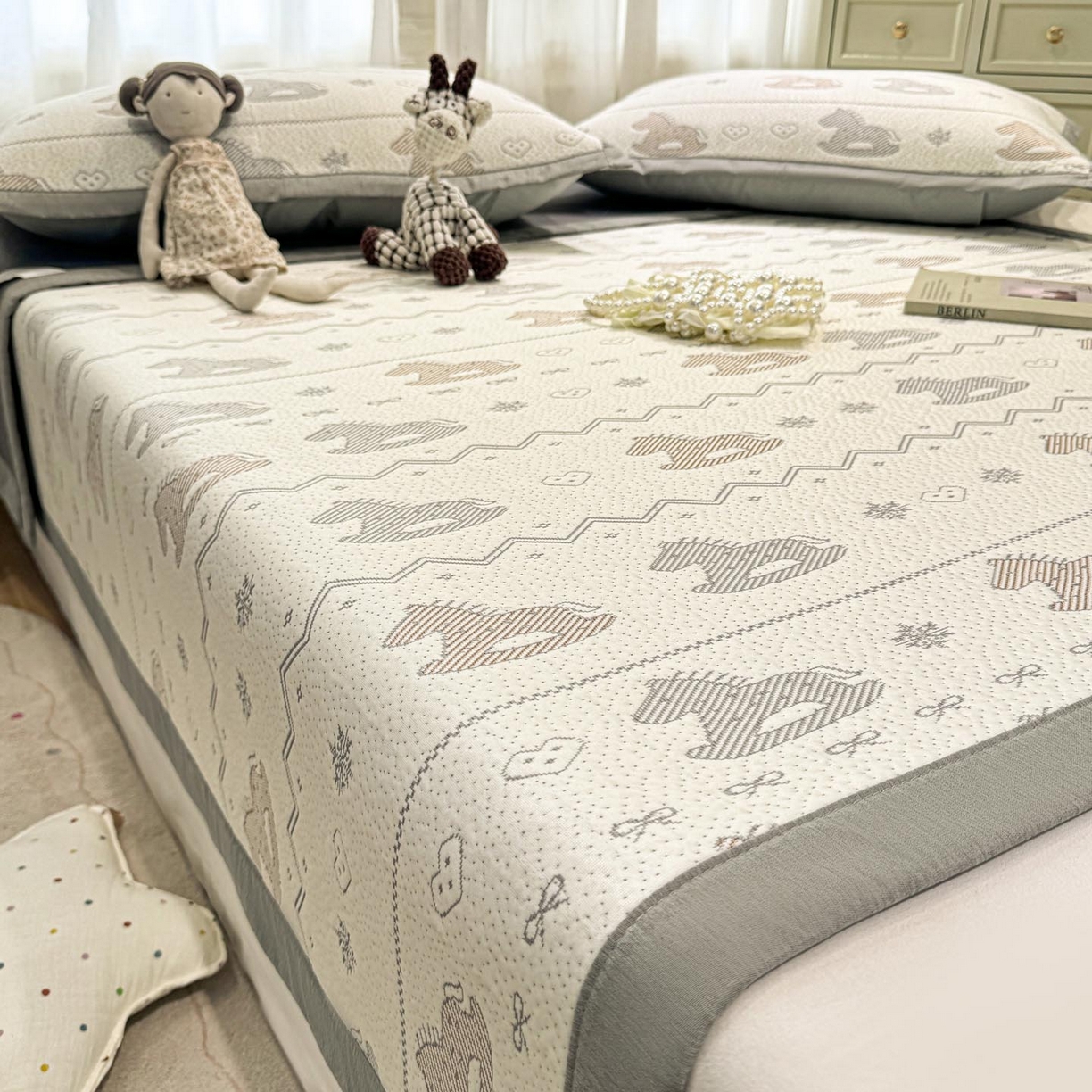 91家纺网 家纺一手货源 找家纺 帅露家纺 2026新款A类PE中分子提花软凉席席子 平铺款-木马童心