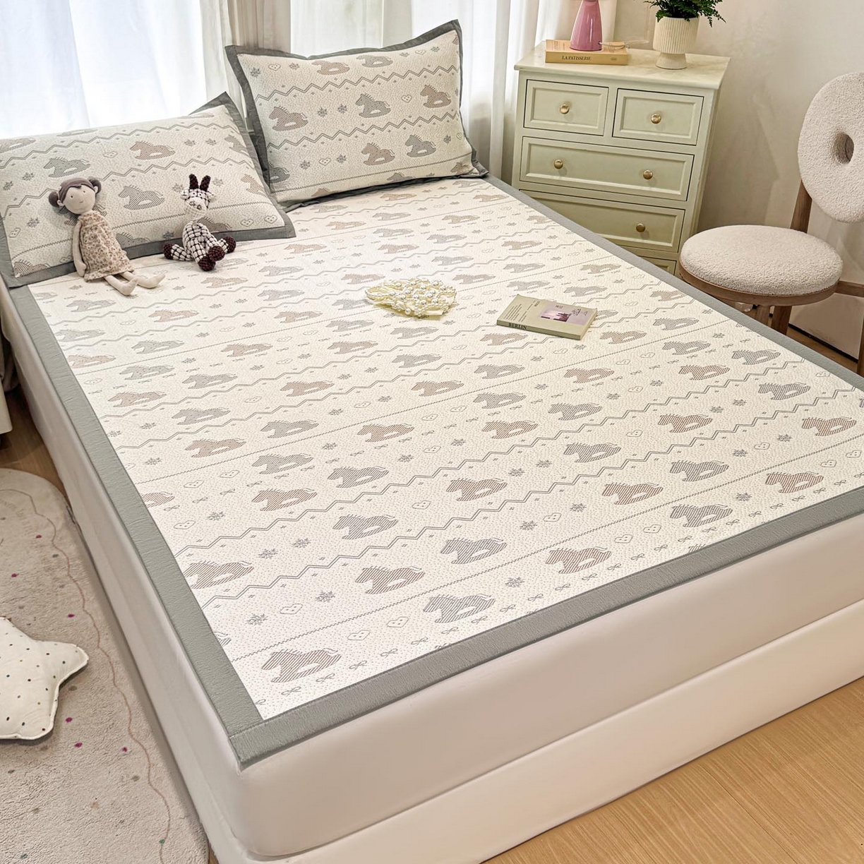 91家纺网 家纺一手货源 找家纺 帅露家纺 2026新款A类PE中分子提花软凉席席子 平铺款-木马童心