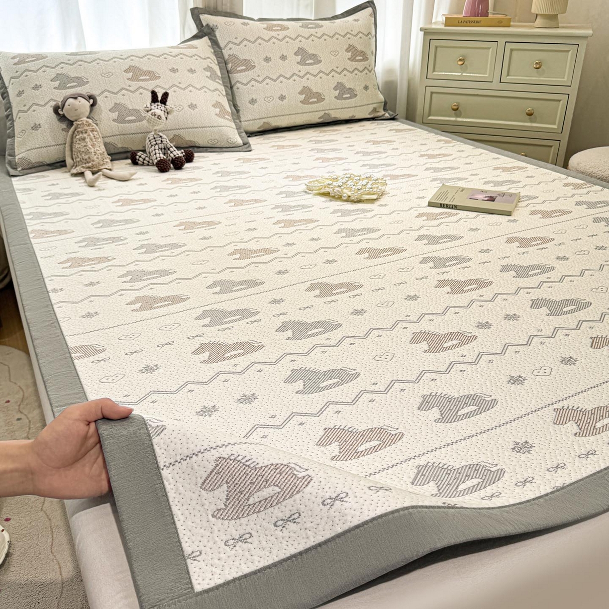 91家纺网 家纺一手货源 找家纺 帅露家纺 2026新款A类PE中分子提花软凉席席子 平铺款-木马童心