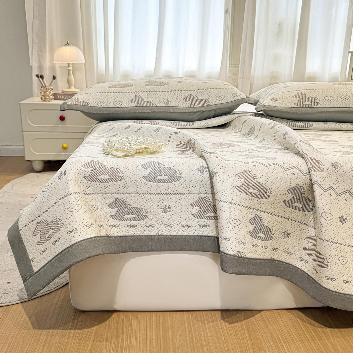 91家纺网 家纺一手货源 找家纺 帅露家纺 2026新款A类PE中分子提花软凉席席子 平铺款-木马童心