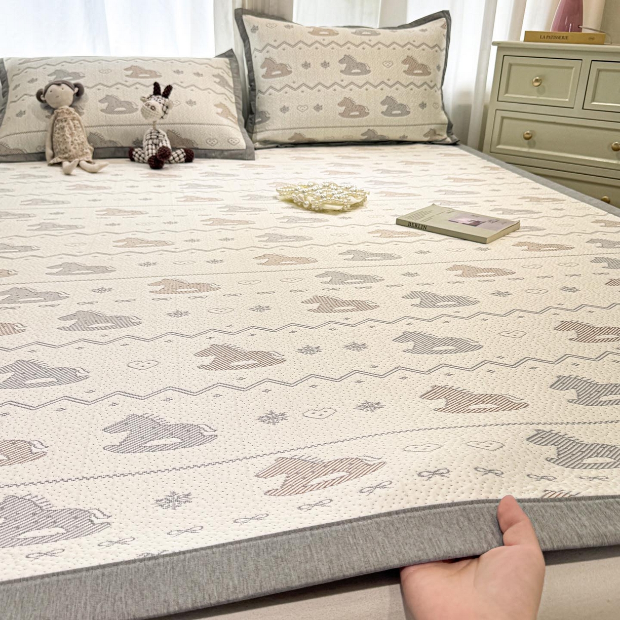 91家纺网 家纺一手货源 找家纺 帅露家纺 2026新款A类PE中分子提花软凉席席子 平铺款-木马童心