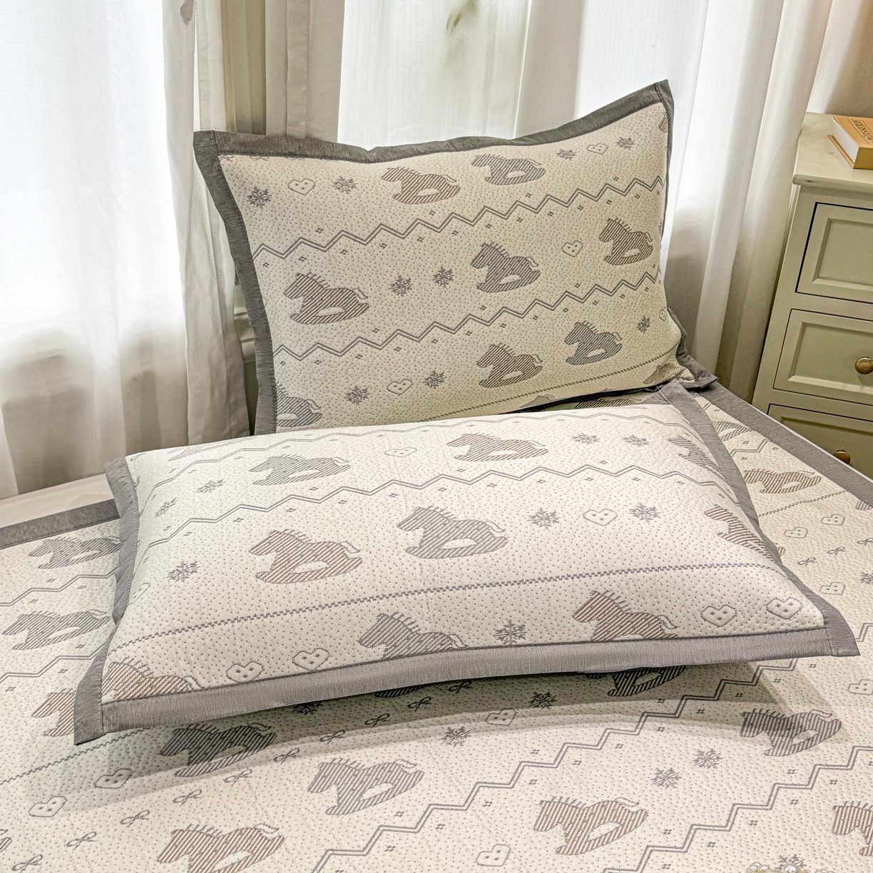 91家纺网 家纺一手货源 找家纺 帅露家纺 2026新款A类PE中分子提花软凉席席子 平铺款-木马童心