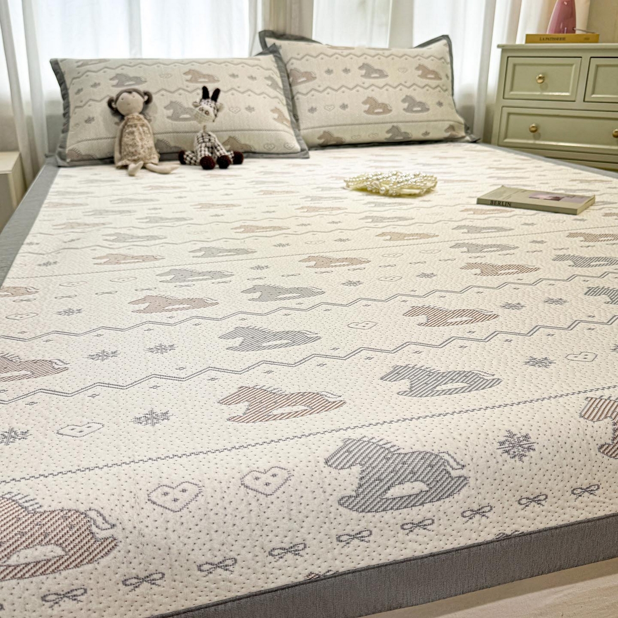 91家纺网 家纺一手货源 找家纺 帅露家纺 2026新款A类PE中分子提花软凉席席子 平铺款-木马童心