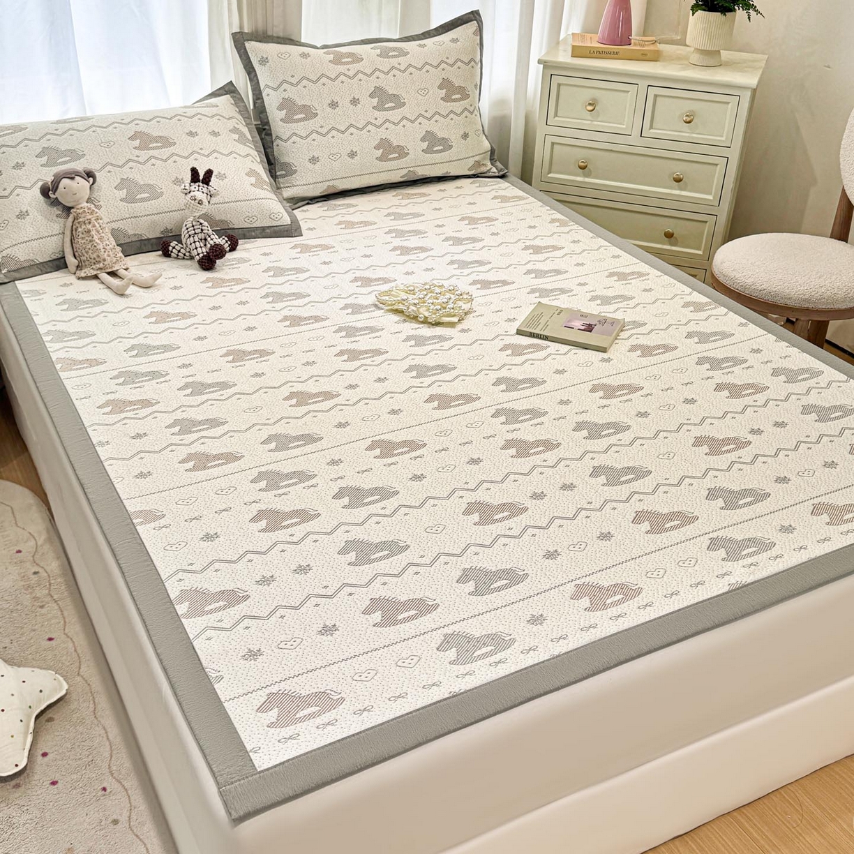 91家纺网 家纺一手货源 找家纺 帅露家纺 2026新款A类PE中分子提花软凉席席子 平铺款-木马童心