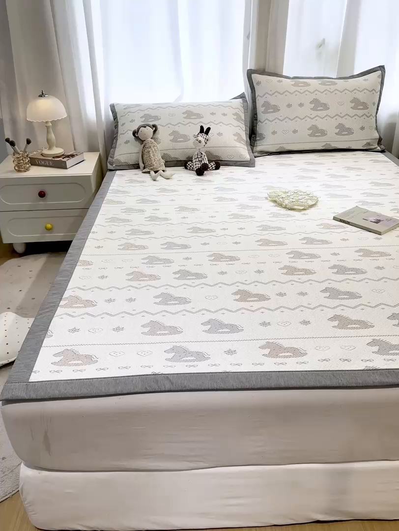 91家纺网 家纺一手货源 找家纺 帅露家纺 2026新款A类PE中分子提花软凉席席子 平铺款-木马童心