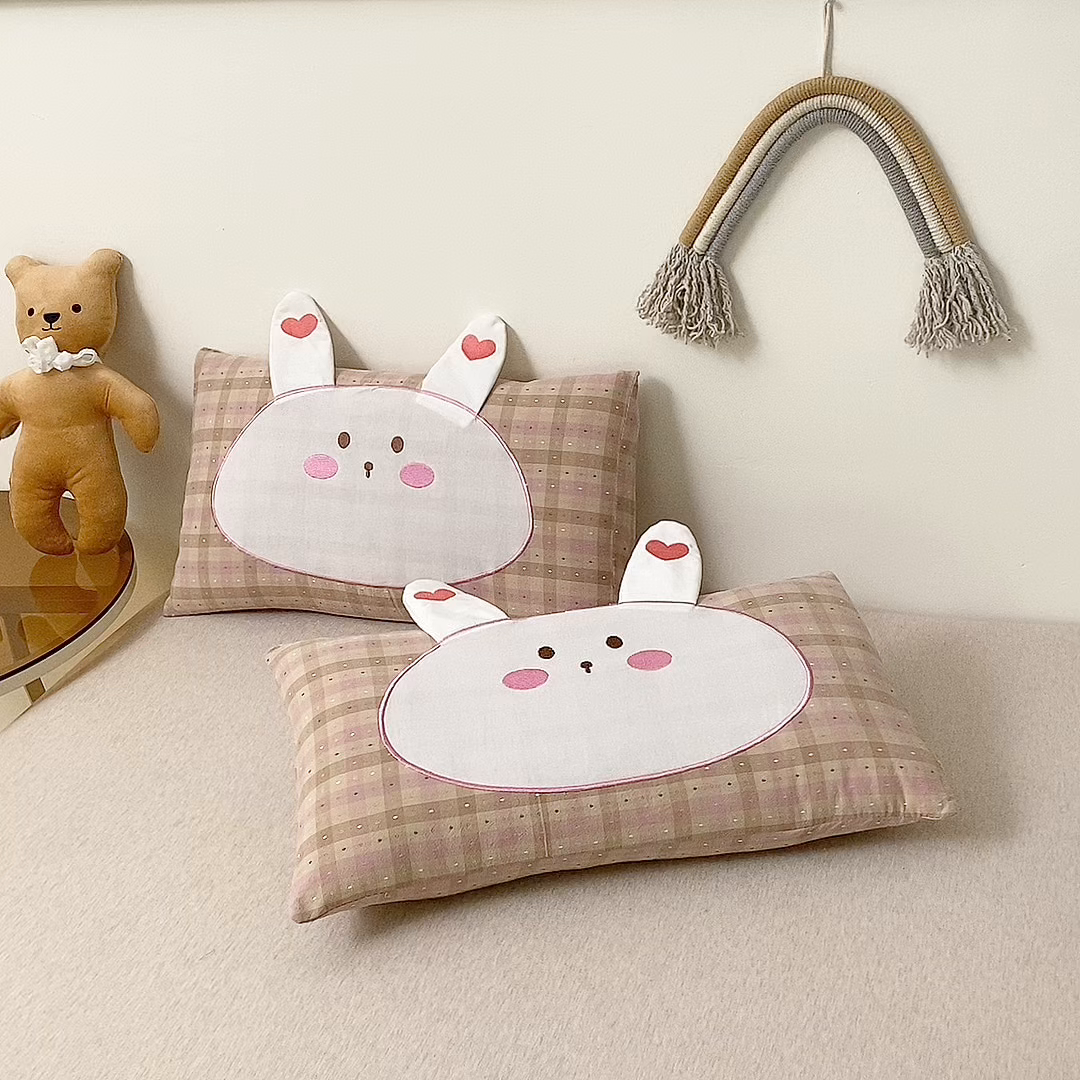 91家纺网 家纺一手货源 找家纺 珍贝家纺 2026新款全棉大脸兔枕套枕头枕芯枕套+枕芯儿童枕学生枕 大脸兔-粉灰格