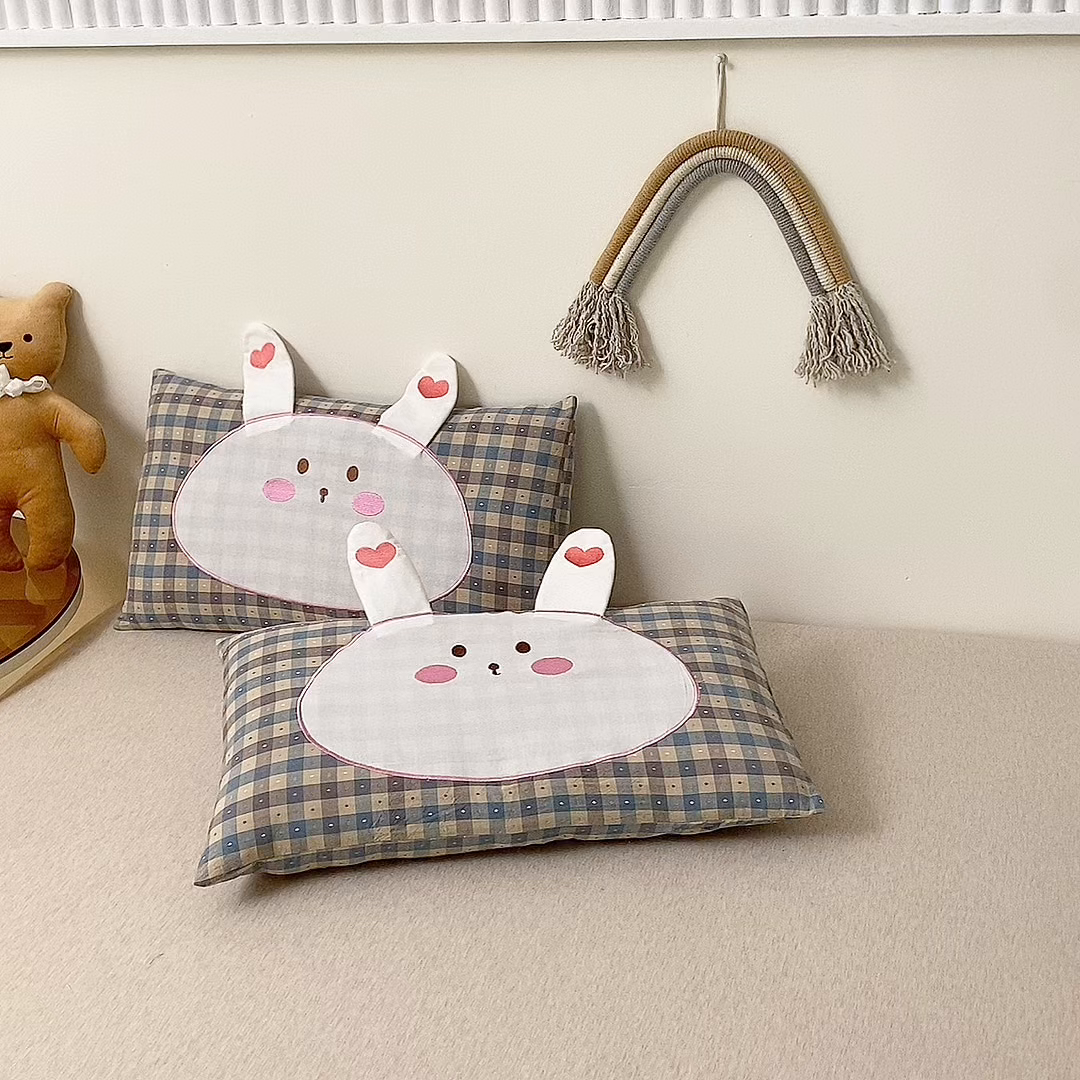 91家纺网 家纺一手货源 找家纺 珍贝家纺 2026新款全棉大脸兔枕套枕头枕芯枕套+枕芯儿童枕学生枕 大脸兔-蓝灰格